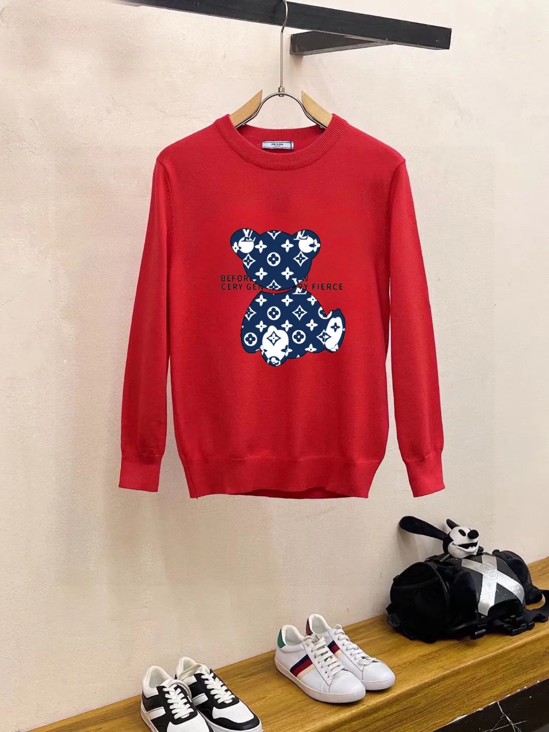 🅿️240 【LV Louis Vuitton】Autumn and winter classic round neck pullover sweater, in full condition! ! ! Wool blended fabric, the latest model in 2025, golden ratio! ! Slim-fitting soft gold, versatile and practical item, the combination and practicality are extremely powerful, simple and elegant, and classy! To create your own style, it is highly recommended to buy it in two colors. The standard slim fit tailoring process is suitable for both young and old men. It is knitted from wool and will not cause any discomfort! While keeping warm, it is stylish, textured and wearable, and the classic logo with contrasting colors on the chest feels in place! ! Recommended for regular customers! ! Size M-3XL (maximum wear: 190 pounds)